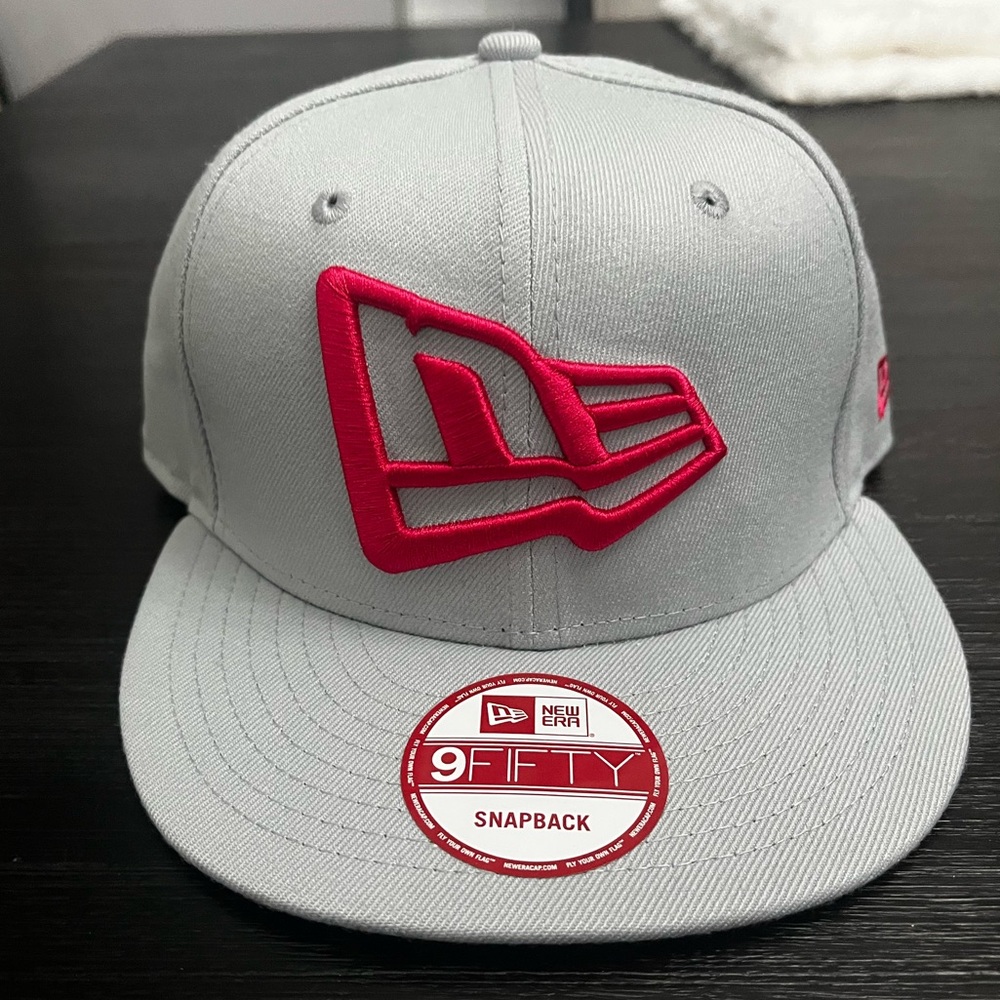 New Era SnapBack Hat, adjustable size, gray and breast cancer pink color